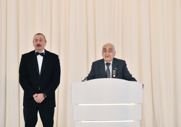 Mehriban xanım arxamızca su atırdı ki...